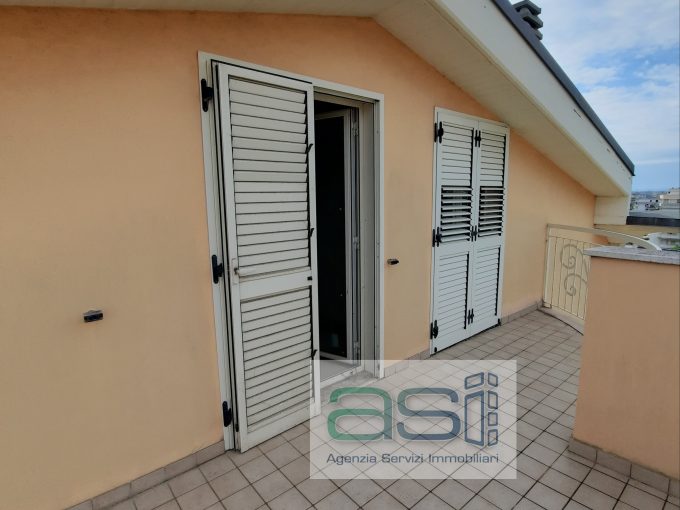 RIF995 – SOTTOTETTO DI 112 MQ CON POSTO AUTO