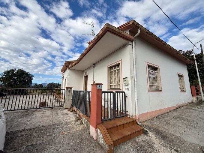 RIF15 – CASA SINGOLA CON TERRENO – GARAGE – GIARDINO